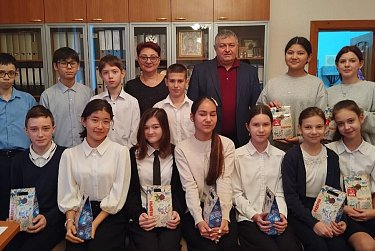 Депутаты помогают создавать новогоднюю сказку